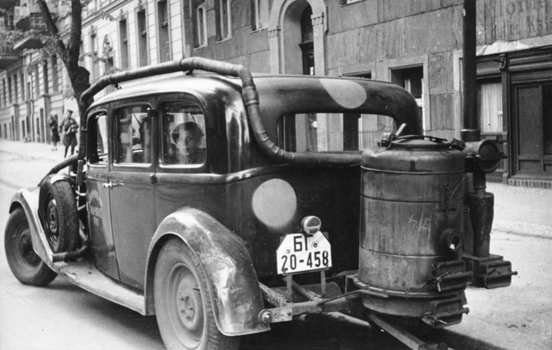 Файл:Bundesarchiv Bild 183-V00670A, Berlin, Auto mit Holzgasantrieb.jpg