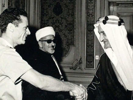 File:King Faisal with Qathafi 1970s.jpg