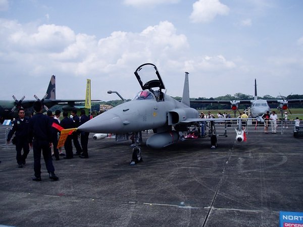 File:Maverick armed RSAF F-5S.jpg