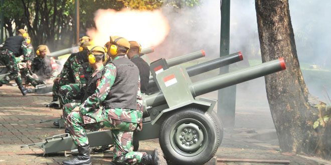 Archivo:Indonesian Army 75mm HK M635 salute gun.jpg