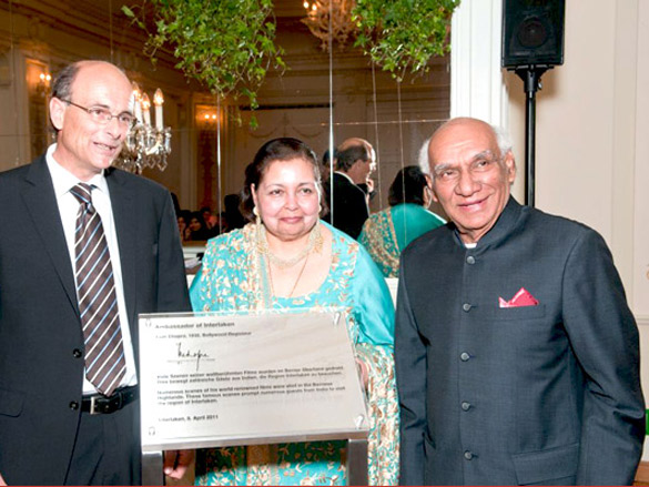 Archivo:Yash Chopra gets title Ambassador of Interlaken.jpg