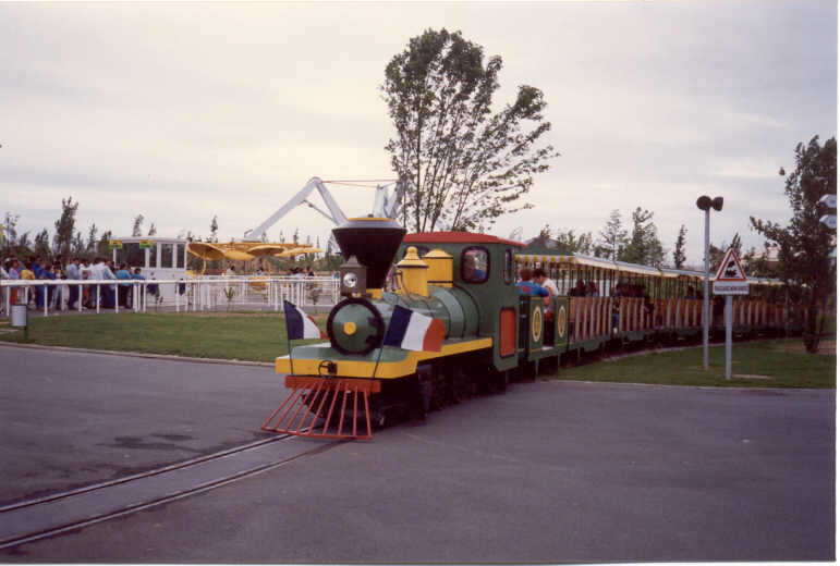 Archivo:Le train quittant la gare principale de Mirapolis.jpg