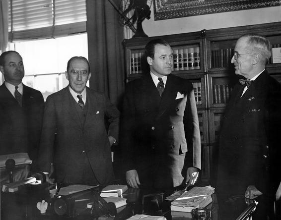 File:Truman with Senators McGrath and Green.jpg