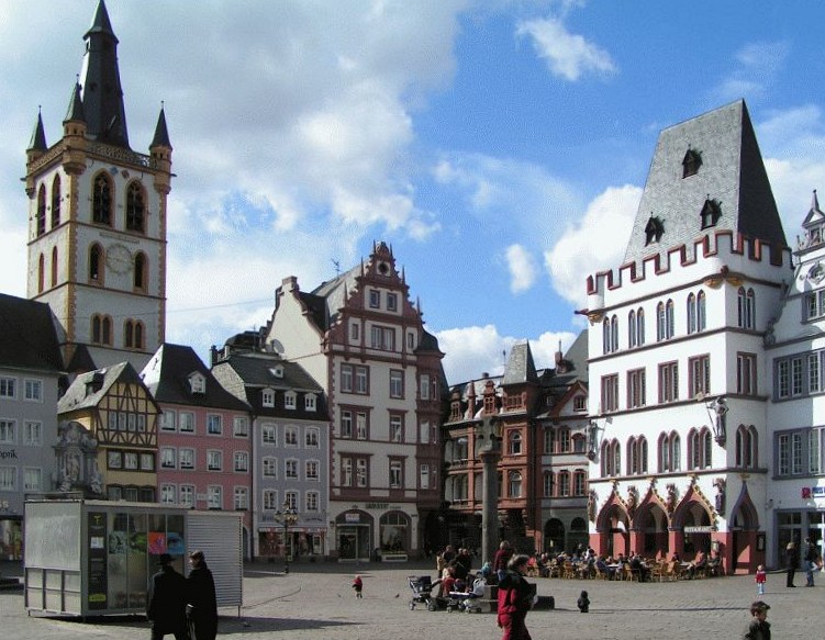 Archivo:Hauptmarkt Trier SK.jpg