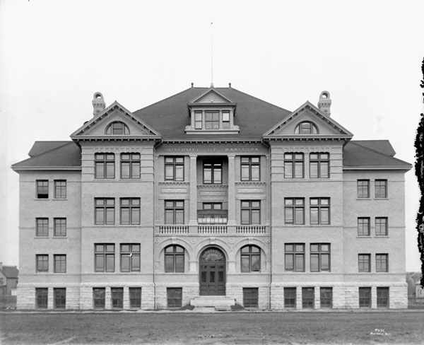 Файл:Historical Photo of University of Manitoba.jpg