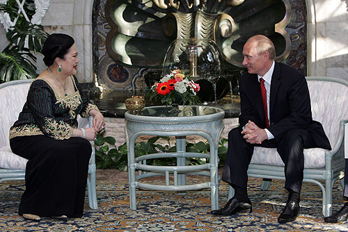 File:Vladimir Putin with Queen Sirikit-2.jpg