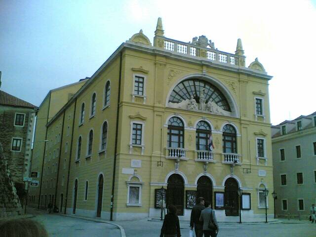 Файл:Kroatisches Nationaltheater Split.jpg