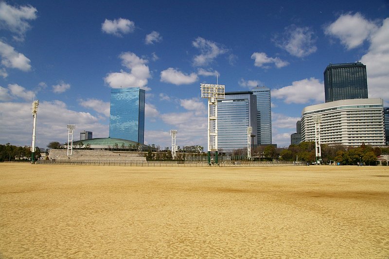 File:OsakaCastle-TaiyouHiroba.jpg