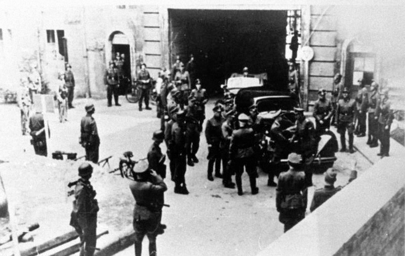 File:Bundesarchiv Bild 146-1972-109-19A, Berlin, Soldaten und Waffen-SS im "Bendlerblock".jpg