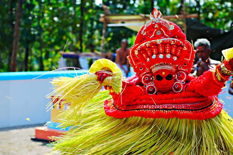 File:Vishnu Theyyam.jpg