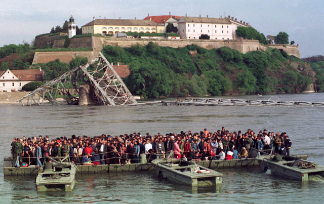 Файл:Скела на Дунаву током НАТО бомбардовања 1999 године.jpeg