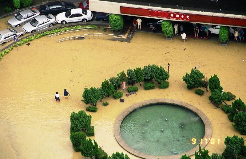 File:2001 臺北市納莉水災之松山醫院 September Flood in Taipei, TAIWAN - 02.jpg