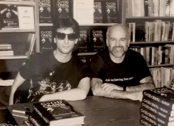 File:DreamHaven Good Omens signing.jpg