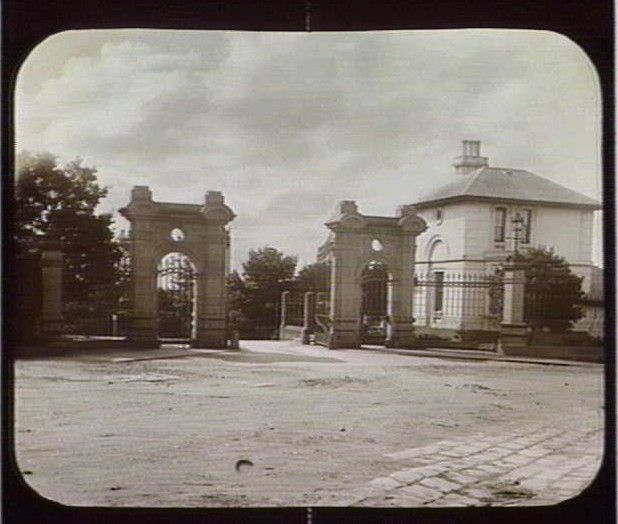 File:Kewasylumentrancegates.jpg