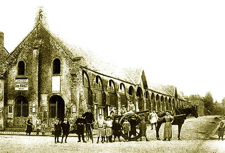 File:Cerisy-la-foret rue halles 1920.png