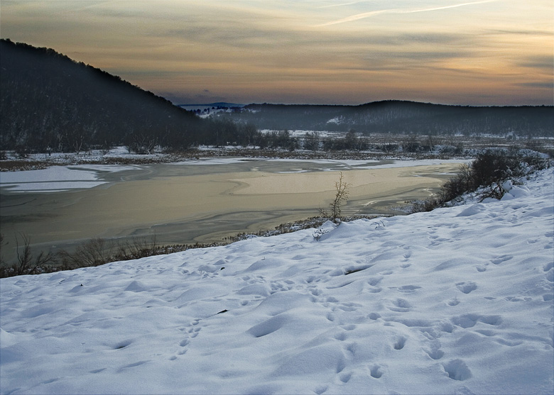 Файл:Mandra Dam in winter.jpg