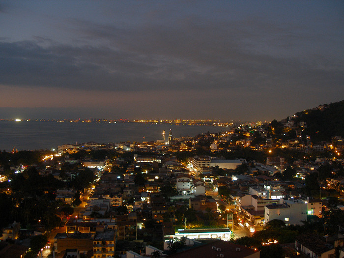 Archivo:Puerto vallarta at night.jpg