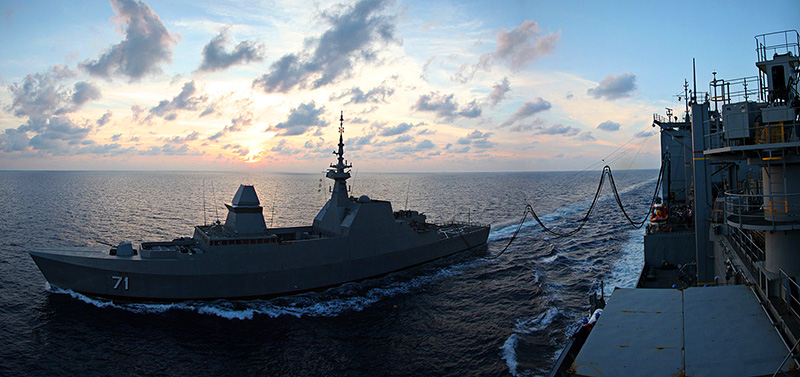 File:RSS Tenacious alongside USNS Alan Shepard.jpg