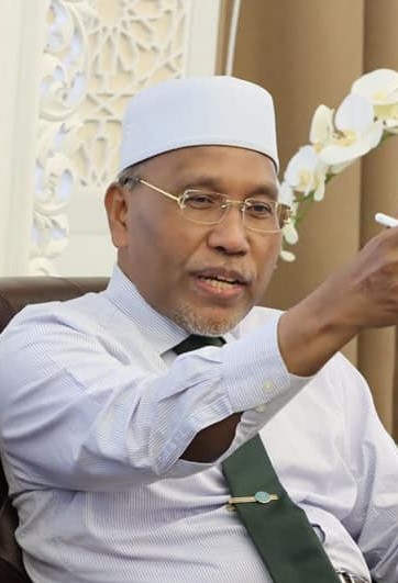 File:Idris Ahmad sedang bercakap sesuatu di dalam mesyuarat.jpg