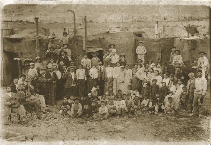 Archivo:Obreros celebrando matrimonio en Oficina Agua Santa.jpg