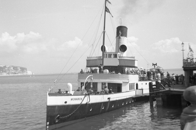 File:Paddle steamer moored at Swanage pier (geograph 4349690).jpg