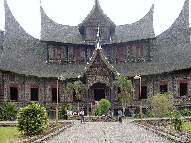 File:Indonesia-Pagaruvung Palace.jpg