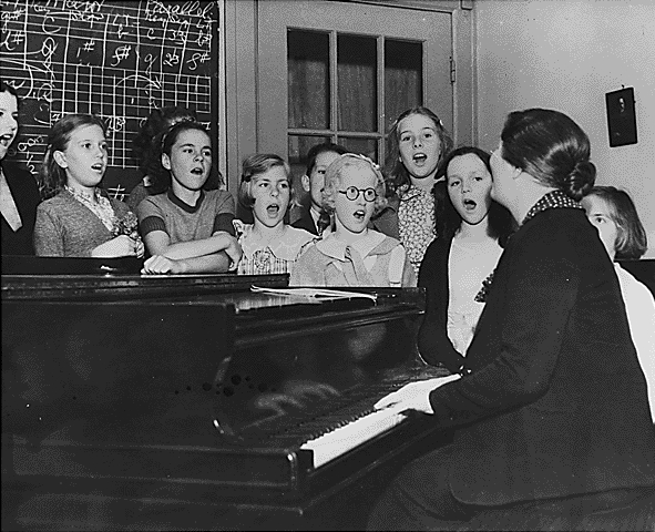 Файл:WPA children's choral group.jpg