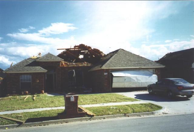 Archivo:EF1 tornado damage example.jpg