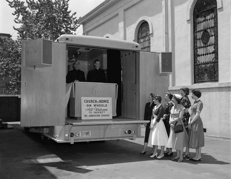 File:Catholic trailer, church on wheels (2899334122).jpg