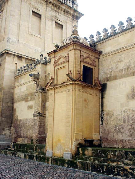 Archivo:Arca del Agua en la Mezquita de Córdoba.jpg