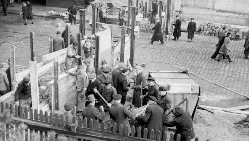 Файл:Bundesarchiv Bild 183-J31385, Berlin, Bau einer Panzersperre.jpg