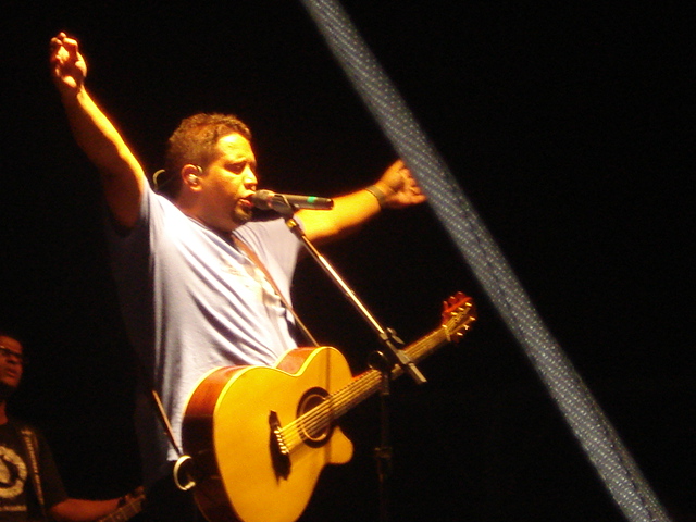 Archivo:Fernandinho cantando em um Show.JPG