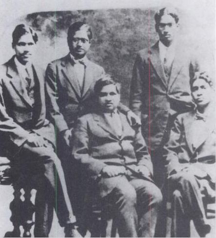 File:K Ananda Rau seated with Ramanujan.jpg