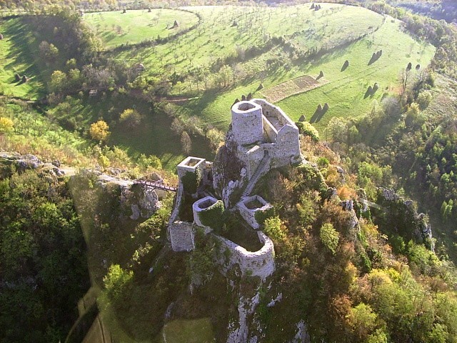 Файл:Let vrtulnikem11 - hrad Srebrenik (13.-18. stol.) jeste lepe.jpg