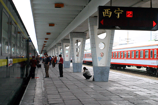 File:Xining railway station platform.jpg