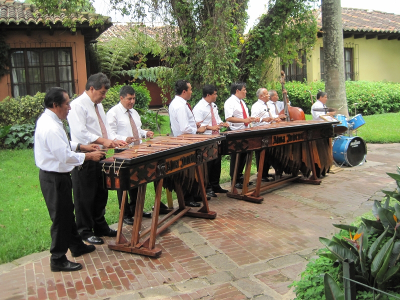 Archivo:Marimba-accompainment-antigua-hotel.jpg