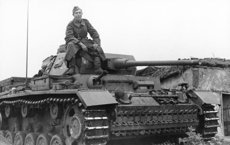 File:Bundesarchiv Bild 101I-748-0089-10, Russland, Soldat auf Panzer III J.jpg