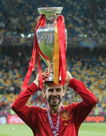 File:Gerard Piqué Euro 2012 trophy.jpg