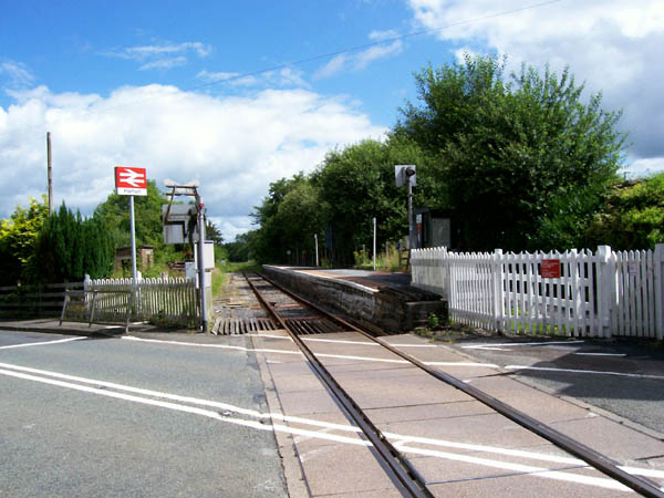 Archivo:Ffairfach railway station in 2007.jpg