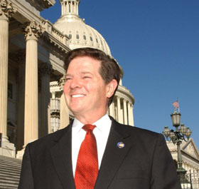 File:Tom DeLay on the steps of the Capitol Building.jpg