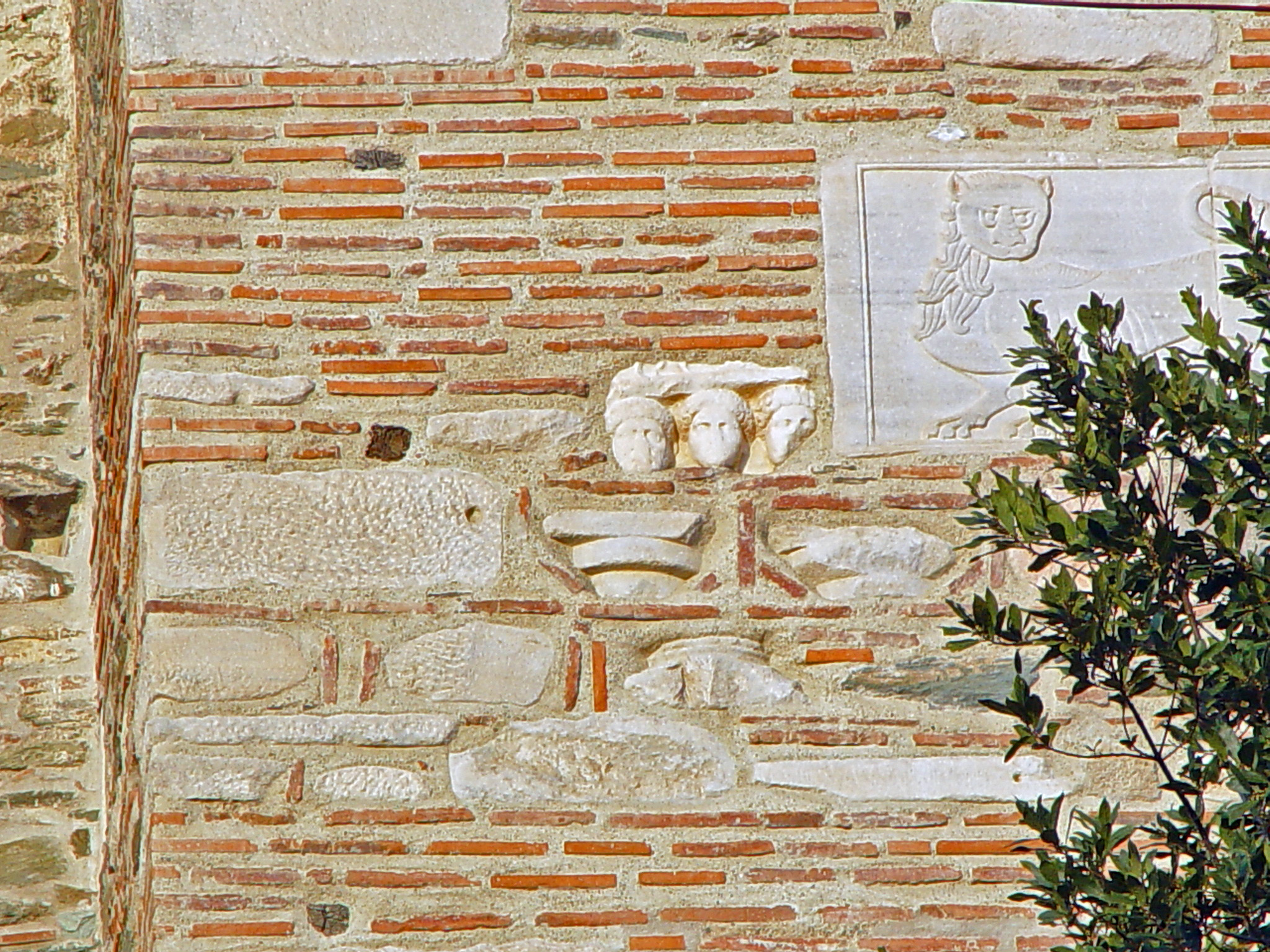 thumbDetalle de la mampostería con la reutilización de piezas romanas y bizantinas de escultura.