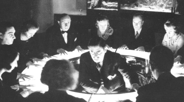 File:Erik Jan Hanussen seance.png