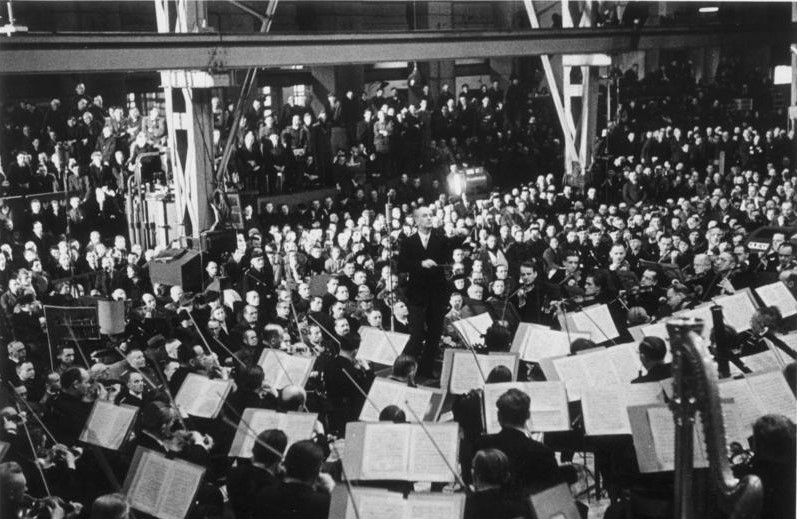 Archivo:Bundesarchiv Bild 183-L0607-504, Berlin, Furtwängler dirigiert Konzert in AEG-Werk.jpg