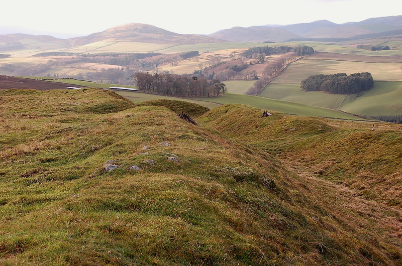 File:Ramparts at Milkieston Rings (geograph 2748038).jpg