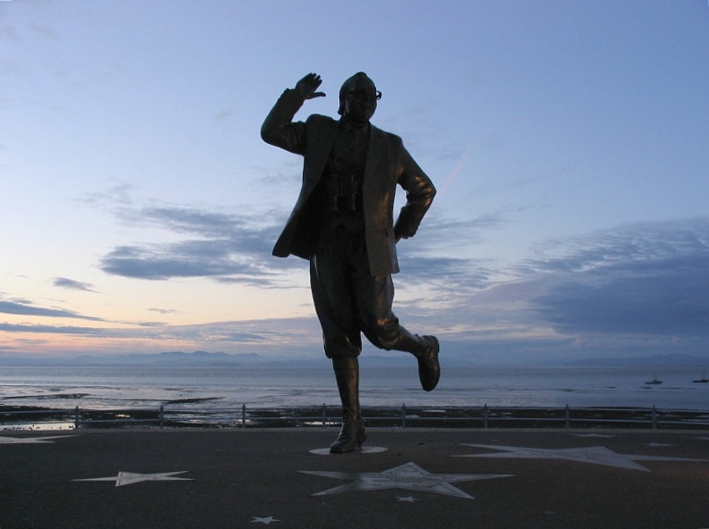 File:Eric Morecambe statue - Morecambe, Lancashire, England.jpg