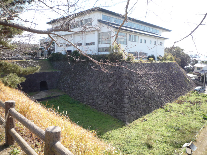 File:A part of Hiji Castle ruins.jpg