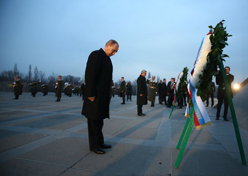 Файл:Vladimir Putin, Tsitsernakaberd memorial complex RA.jpg