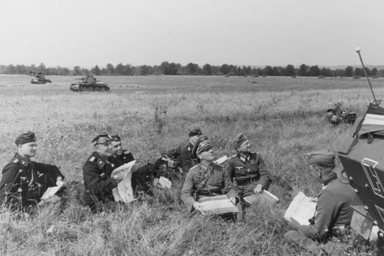 File:Bundesarchiv Bild 146-1972-045-08, Westfeldzug, Rommel bei Besprechung mit Offizieren.jpg