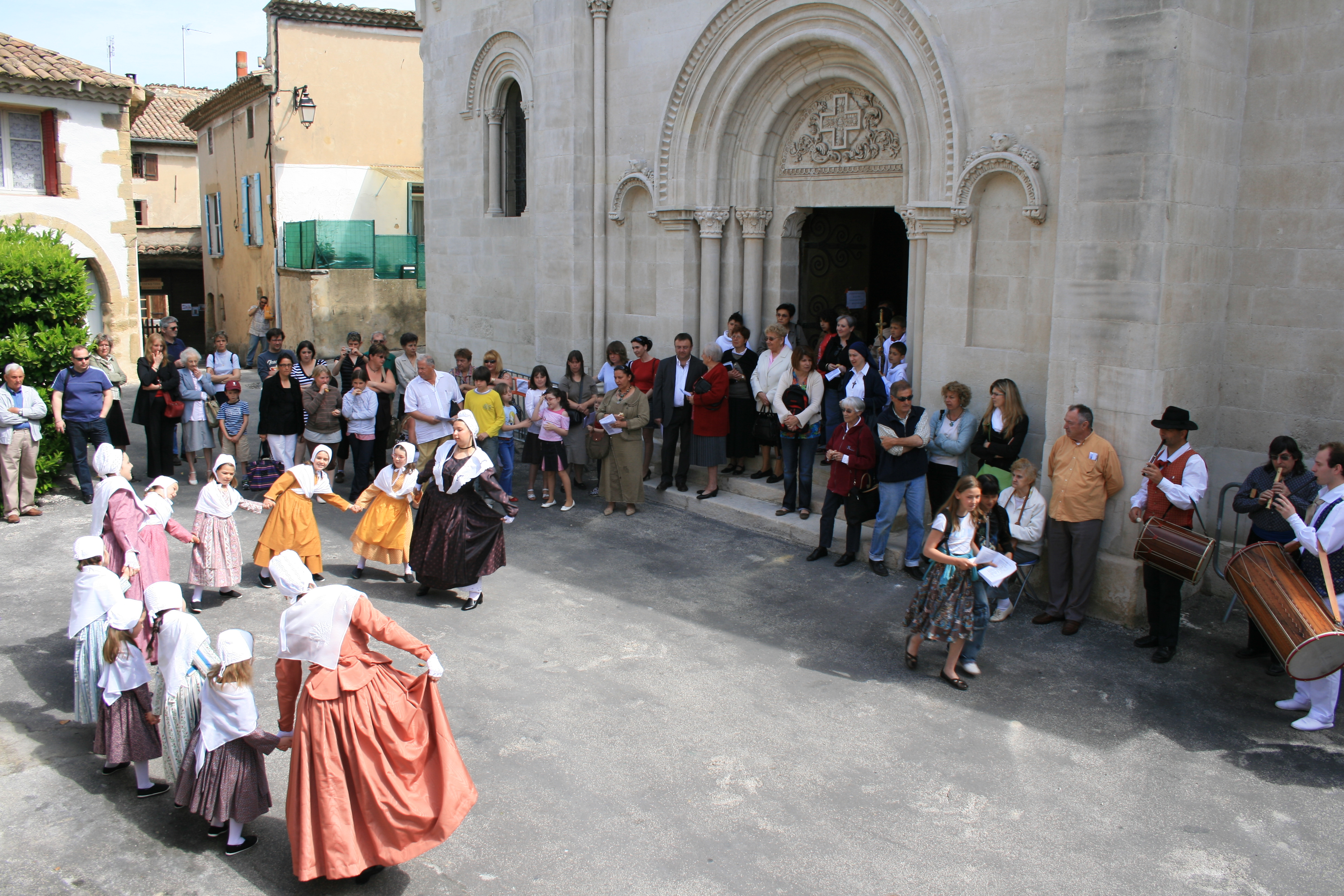 Farandole dancing in Saint-Geniès-de-Comolas