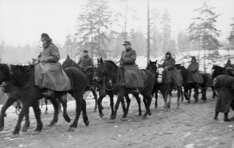 Файл:Bundesarchiv Bild 101I-725-0190-11, Russland, Rückzug deutscher Truppen, Kavallerie.jpg